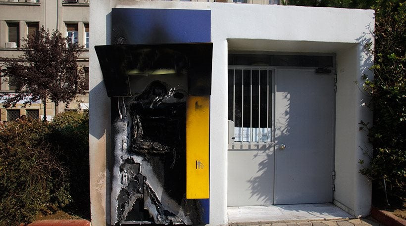 Ανατίναξαν πάλι ΑΤΜ στα Καλύβια – Οι δράστες άρπαξαν τα κιβώτια με τα χρήματα